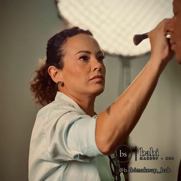 Babi Souza maquiando em set com softbox profissional
